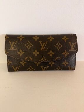 Louis Vuitton Sarah Wallet – Monogram / Red Interior